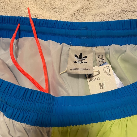 Brand new Adidas originals blocked woven shorts - Picture 2 of 5
